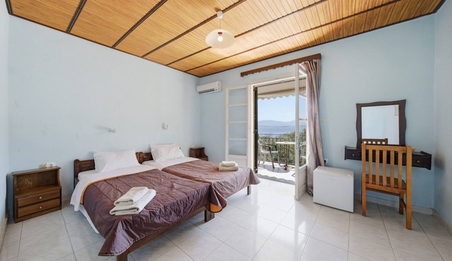 Studio Apartment 'Apraos Bay Hotel Room 6' with Sea View, Wi-Fi and Air Conditioning