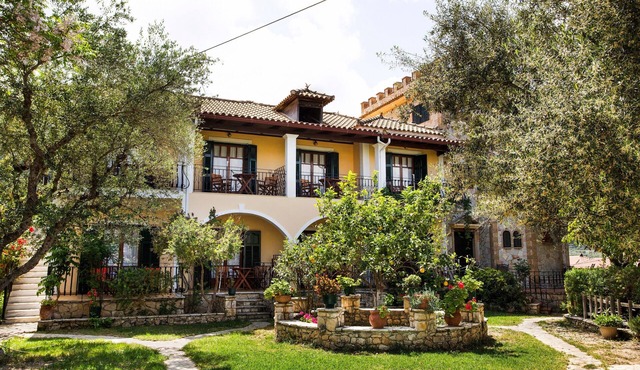 Studio Apartment 'Castellos Bellos 3' with Shared Garden, Wi-Fi and Air Conditioning