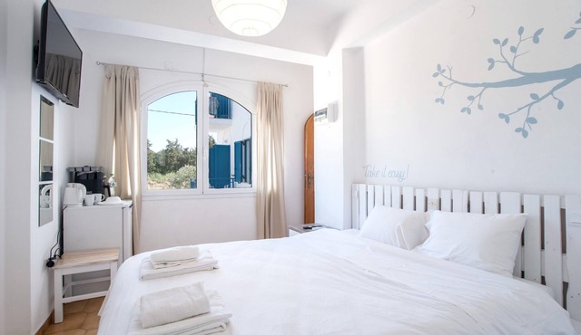 Studio Apartment 'Livadia Seaside Studios 8' with Shared Terrace, Wi-Fi & Air Conditioning