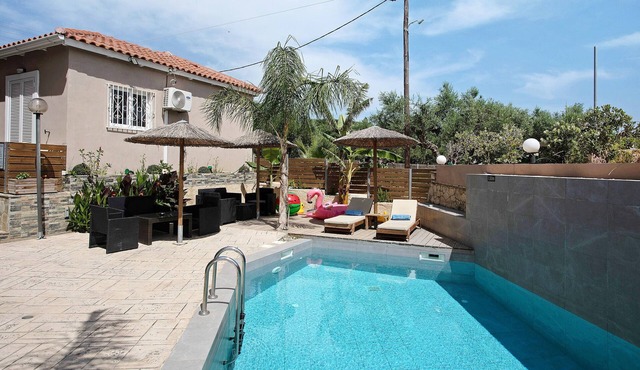 Studio Apartment "Villa Dionysia Studio S7" with Shared Pool, Shared Terrace & Wi-Fi