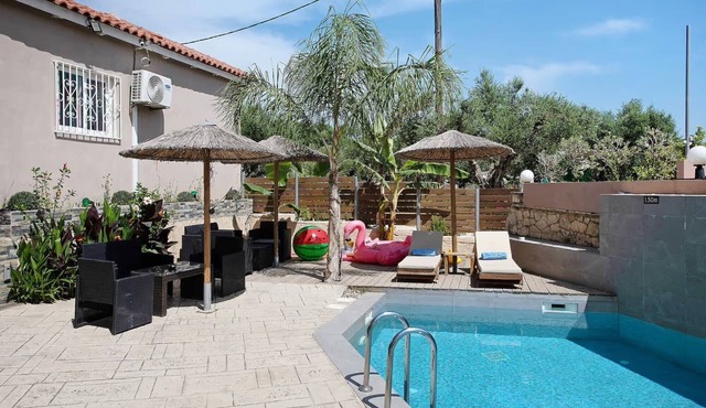 Studio Apartment "Villa Dionysia S2" close to the Beach with Shared Pool & Wi-Fi