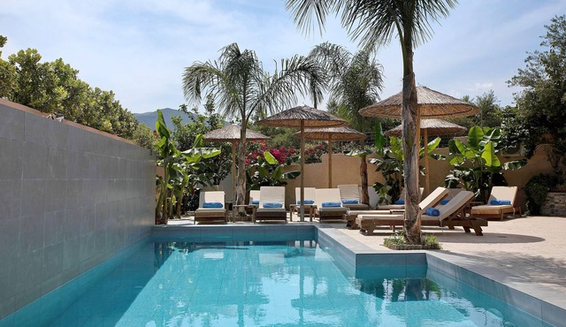 Studio Apartment "Villa Dionysia S3" close to the Beach with Shared Pool & Wi-Fi