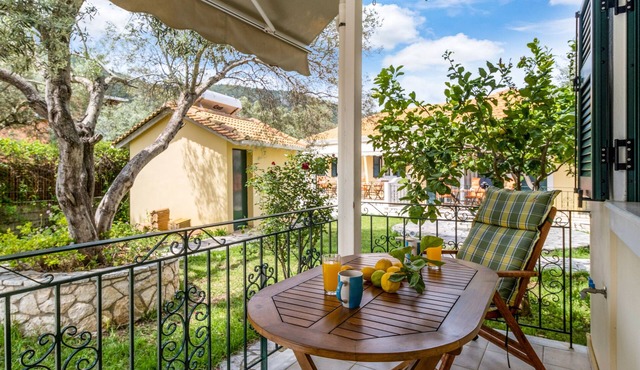 Studio Apartment "Virginia Studio 1" with Mountain View, Shared Terrace & Wi-Fi