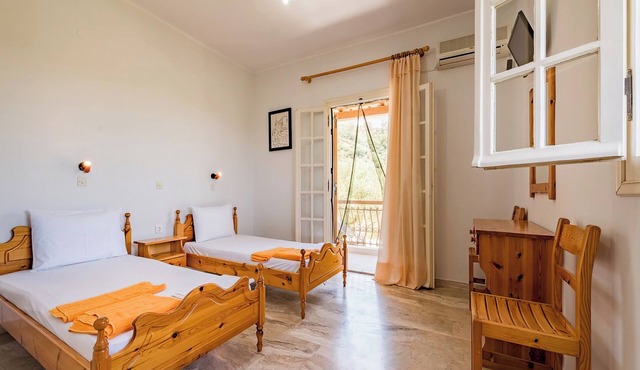 Studios - 2 min from the beach!