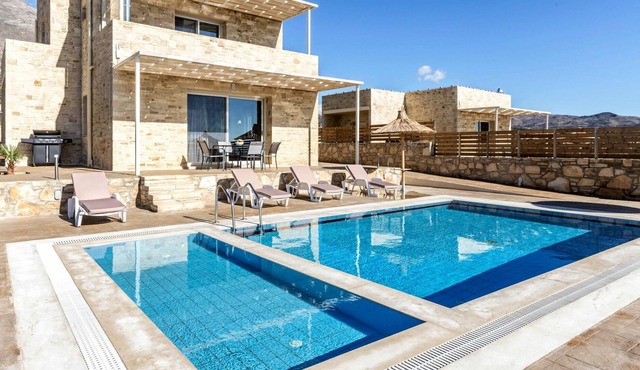 Stunning private villa for 8 people with A/C, WIFI, private pool, TV, patio and parking