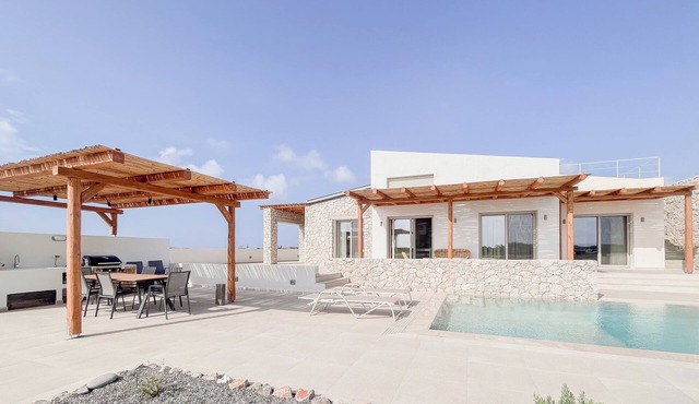 Stylish Beach House 4 BR w/pool - 1 min from the beach!