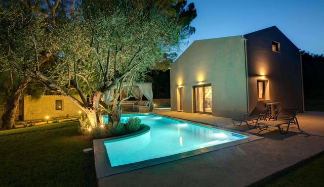 Stylish Romantic Retreat, A/C, 2 Private Pools, Garden with Ancient Trees & Sea Views - Near Spartia