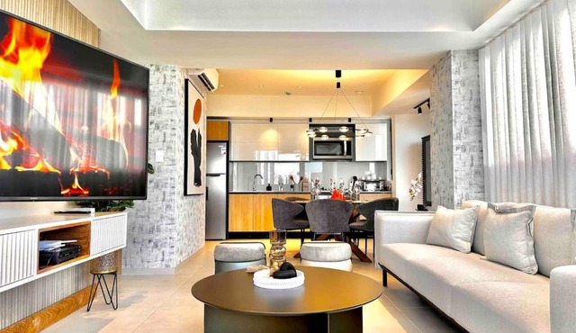 Stylish Upscale Condo, Pool