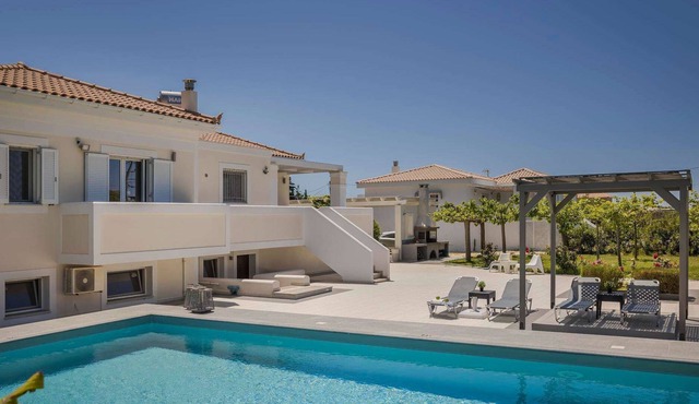 Stylish Villa, A/C, Private Pool, Fabulous Location - Just 5mins walk to Tavernas & Ai Helis Beach!