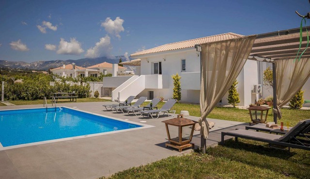 Stylish Villa, A/C, Private Pool, Fabulous Location - Just 5mins walk to Tavernas & Ai Helis Beach!