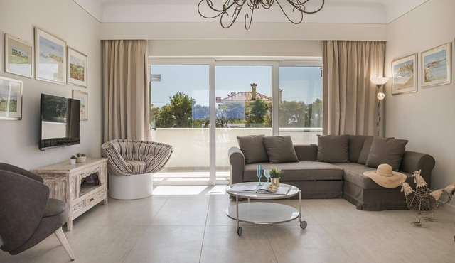 Stylish Villa, A/C, Private Pool, Fabulous Location - Just 5mins walk to Tavernas & Ai Helis Beach!