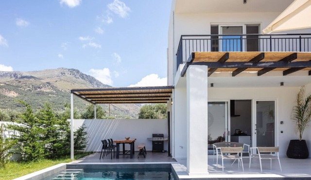 Stylish villa with Private Pool, 200m to the beach