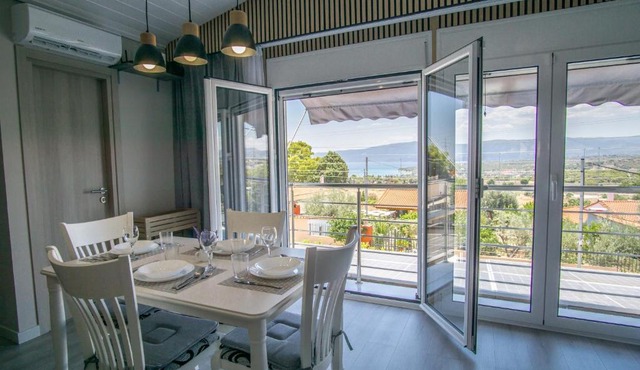 Sunny Home Loutraki is a modern studio with views of the bay and mountains with private parking