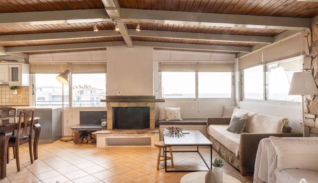 Sunny Loft with a Panoramic Sea View in Voula
