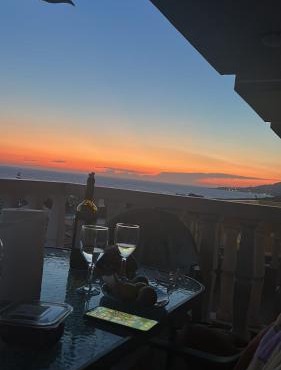 Sunset View Maisonette, Kanali