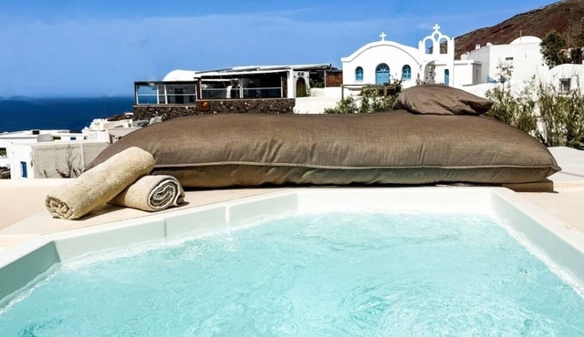 Superior Cave House with Plunge Pool and Sea View