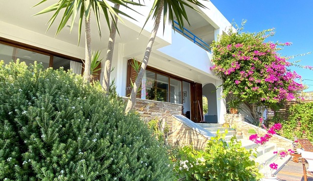 Svolis Beachhouse - Villa Set in a Beautiful Bay
