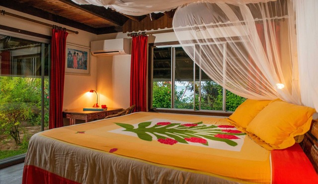 Tahiti Beach House, Beachfront Villa in Moorea, nice bath, under the trade winds