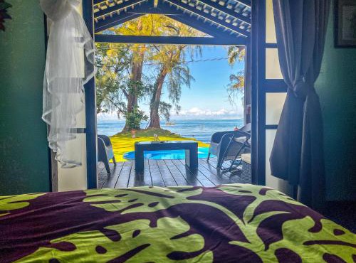 tahiti-bungalow at Teahupoo: beachfront with pountoon and mini pool