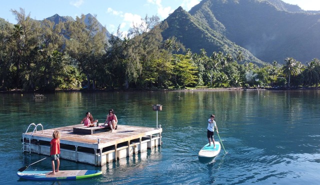 Teahupoo: beachfront, the lagoon and the wave, at the foot of the mountains !
