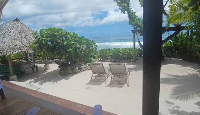 Tehinavai Bungalow: Oceanfront, sandy and coral beach, whale-watching, Moorea