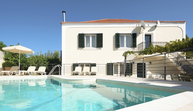The Artemis Home, Rustic Village Living with Pool