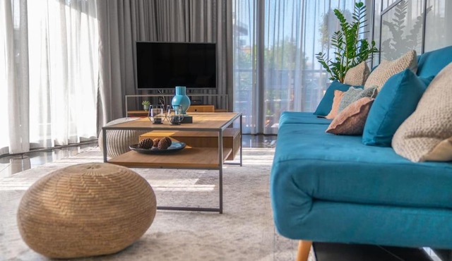 The HostMaster Urban Bliss