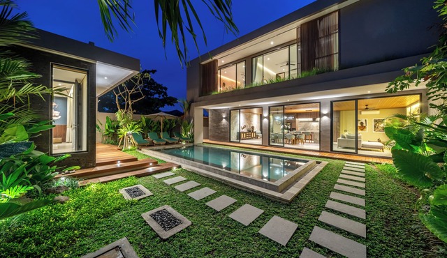 The Plaza 4BR w/Pool in Bali’s Eat Street