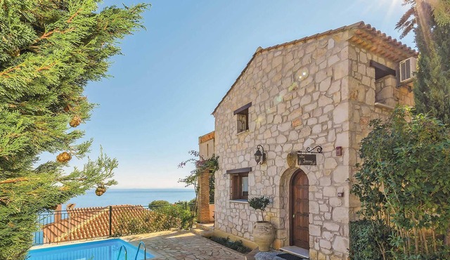 This charming stone villa sits in a prime coastal location, set down off the main coastal road leadi