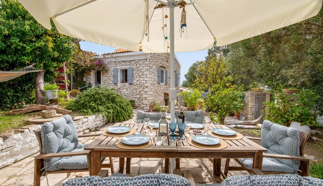 Thodoros Apartment – 3 Bedrooms, Sea Views, Family-Friendly