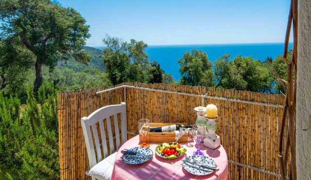 Thodoroulis Apartment – 2 People, Sea Views, Private Garden