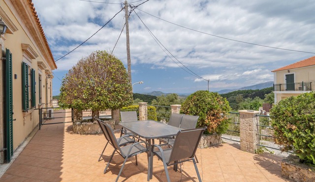 Traditional Country House with Shared Terrace, Wi-Fi, and Air Conditioning