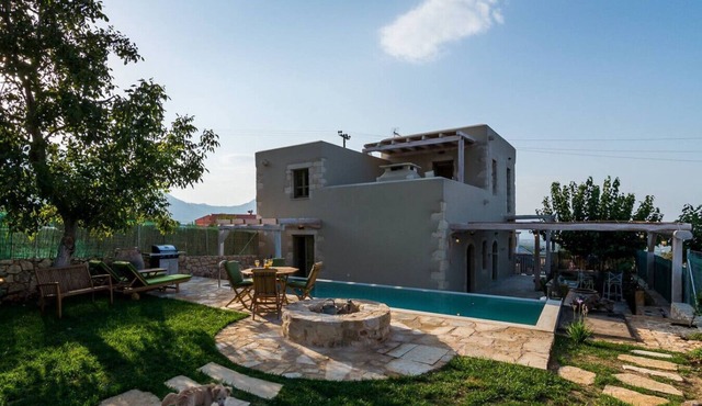 Traditional Villa w/Heated Pool, 5km to the Beach