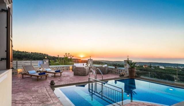 Traditional Villa with Private Pool and BBQ area