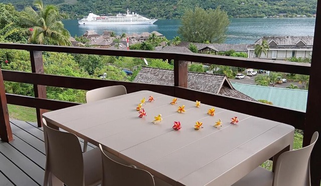 Tropical Cruise Cook's Bay Paopao Moorea