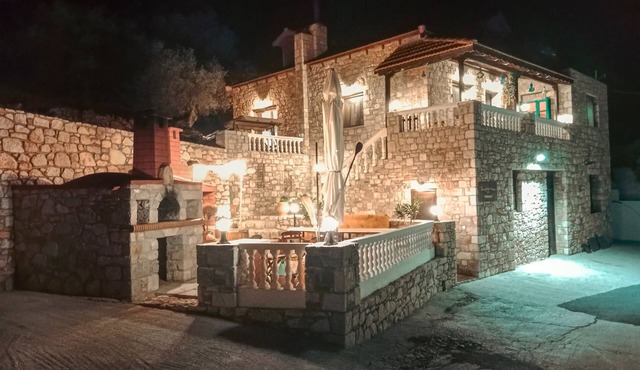 Tsampika's Traditional Stone Cottage in Siana