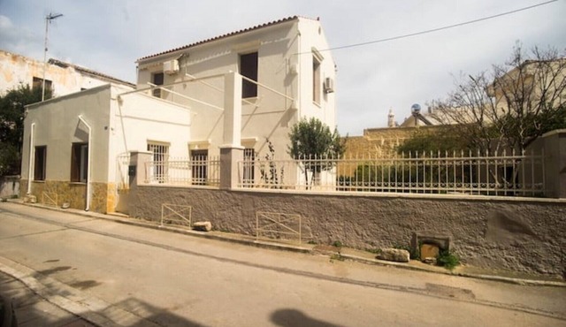 Two-storey recently renovated garden house . Family-sized 15' from the center