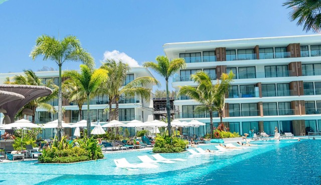Unit 2303 Beachfront Pool-facing + Sea View