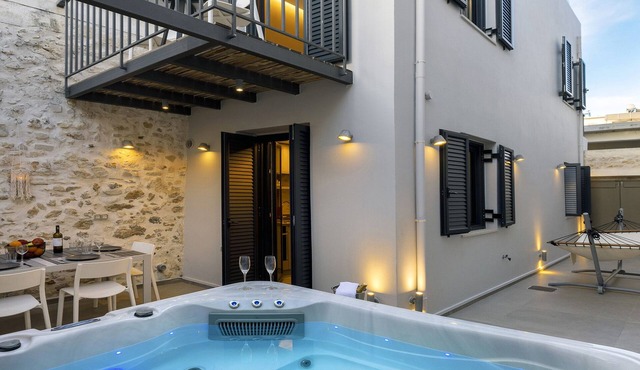 VaSan Suite - Modern design with jacuzzi in the yard - In the heart of old town