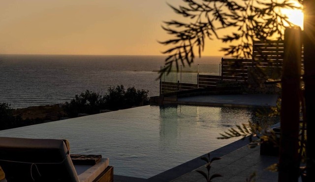 Villa Bespoke, sea view, heated pool, jacuzzi, 2BD