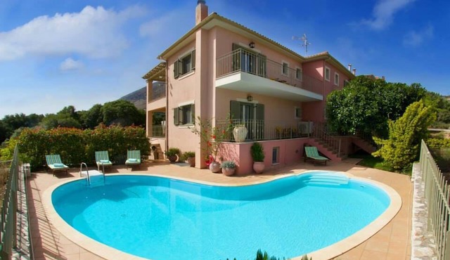 Villa Alkioni, Stamoulis villas at the heart of the island