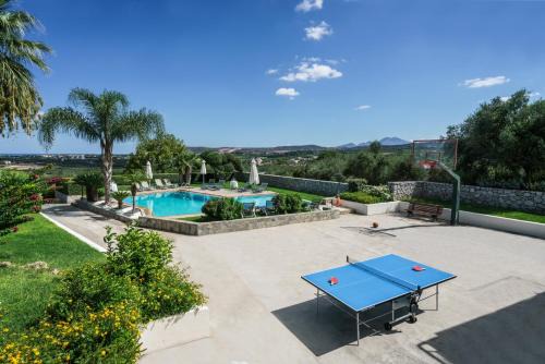 Villa Anna with Private Pool, Play area & BBQ, 5km from the Beach
