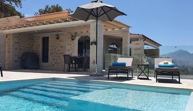 Villa Aphrodite, beautiful views, heated infinity pool, privacy!