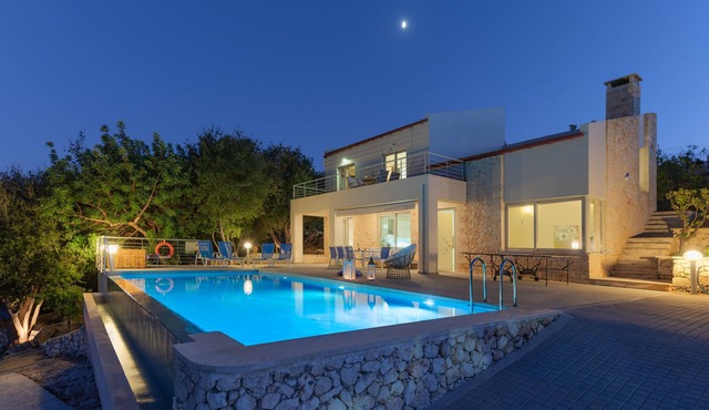 Villa Armonia, sea view, heated pool (for an extra fee), and excellent privacy.