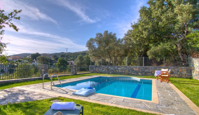 Villa Balsam: Luxury villa with private swimming pool, garden, and barbeque.