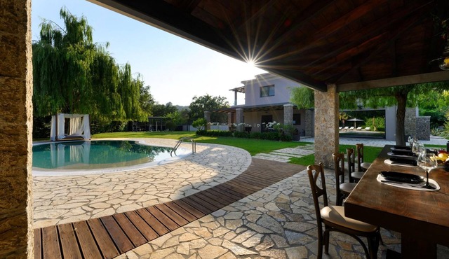 Villa Black White Dassia