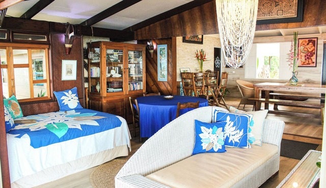 VILLA COCO LAGOON 3-bedroom amazing beach front villa in Punaauia with AC, WiFi.
