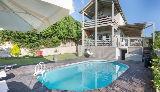 Villa de Madeira: Sea View Retreat with Wi-Fi, Air Conditioning, Private Pool & Jacuzzi