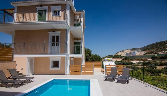 Villa Elpida at Minies