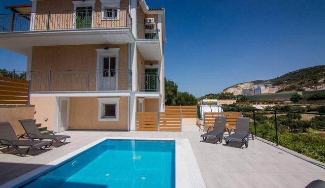 Villa Elpida at Minies